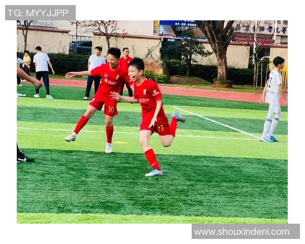 孩子们扮演足球明星的快乐时光与梦想之旅